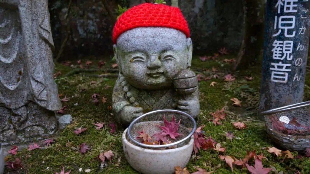 Statui budiste la templul Daisho-in, insula Miyajima, Japonia