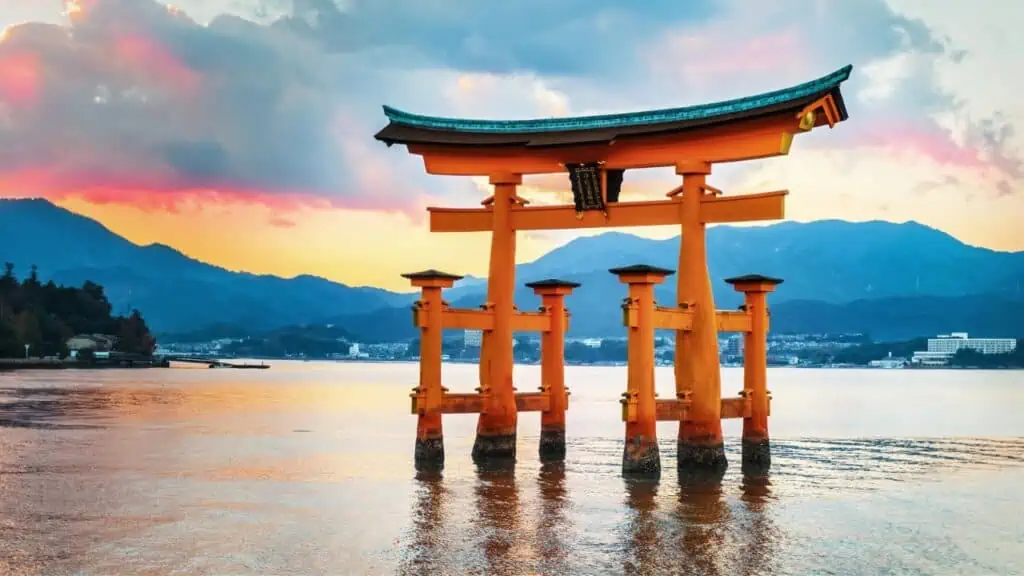 Poarta Torii plutitoare de pe insula Miyajima din Japonia