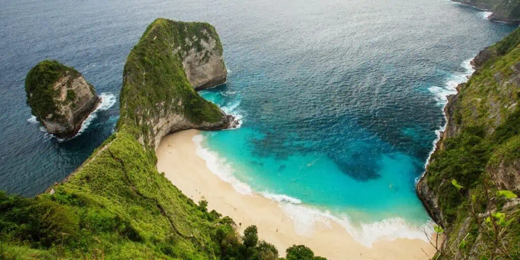 Plaja Kelingking de pe insula Nusa Penida, lângă Bali, Indonezia