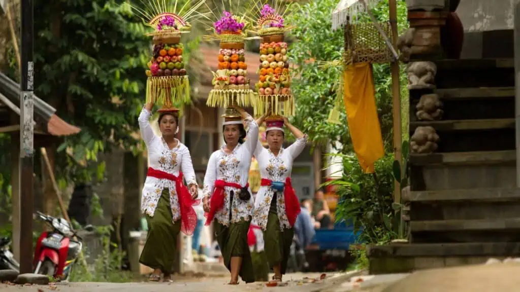 Femei din satul Bali, Indonezia