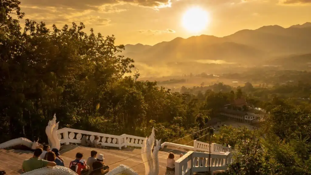 Apus de soare de la Buddha Alb în Pai, Thailanda