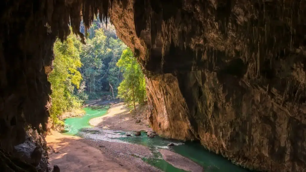 Peștera Tham Lod din Thailanda