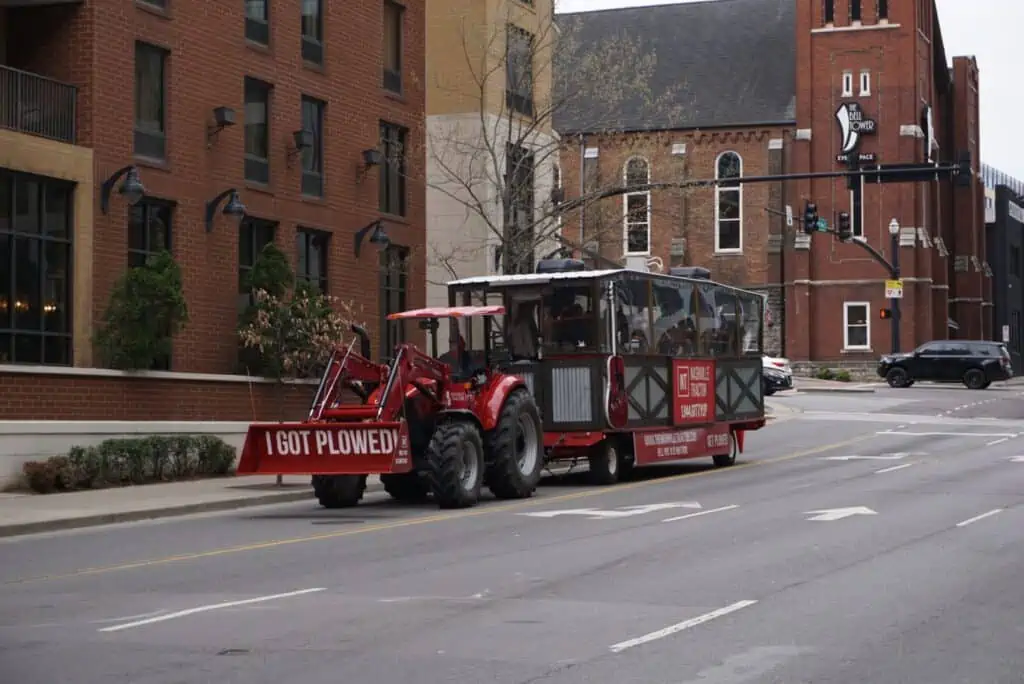 Tur cu tractorul Nashville