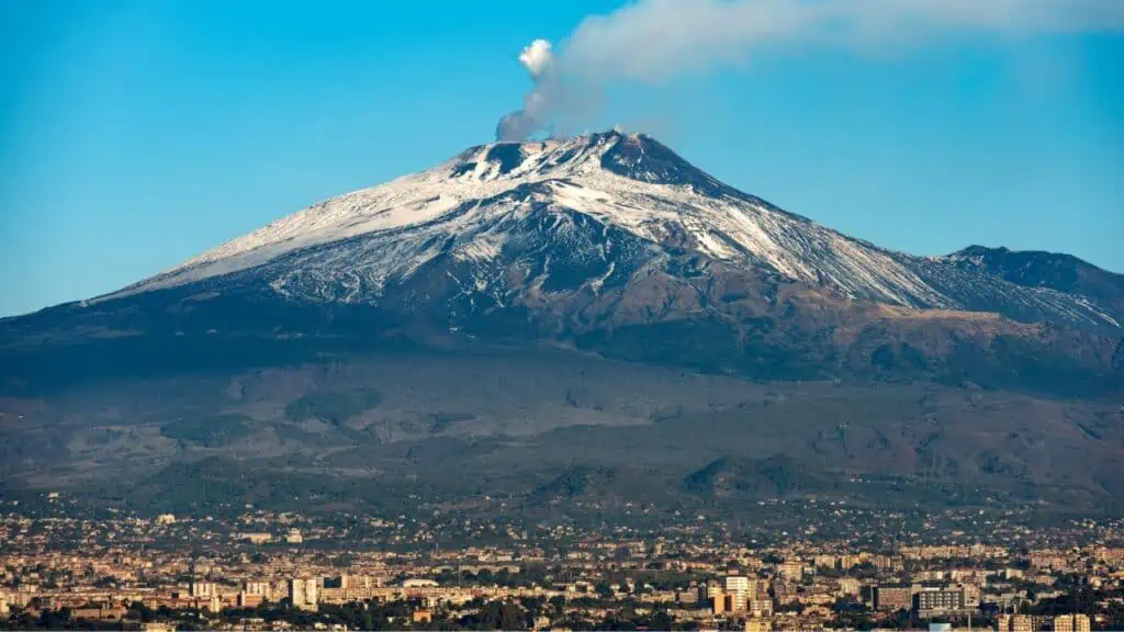 Vulcanul Etna și Catania în Sicilia, Italia