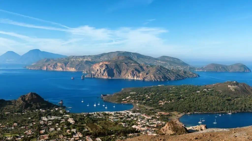 Vedere asupra Insulelor Eoliene Vulcano și Lipari din Sicilia, Italia