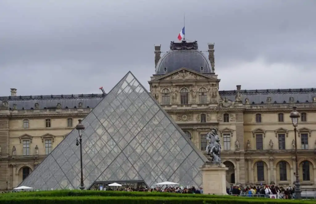 Muzeul Louvre