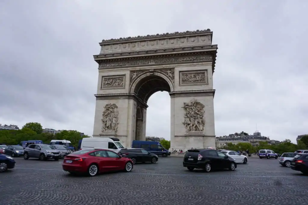 Arcul de Triumf și Avenue Champs-Élysées