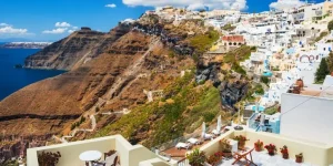 Explorând 3 micro-cartiere pitorești din Santorini, Grecia