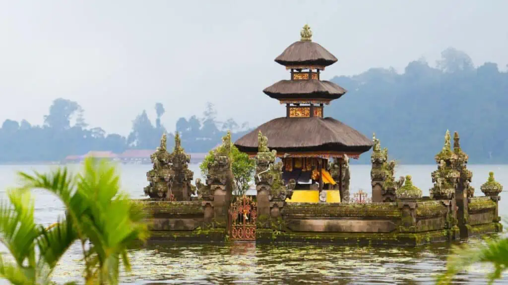 templu pe un lac din Bali